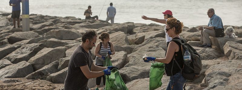 Voluntarios batida de limpieza desembocadura Besos_reciclaje de plásticos_NP